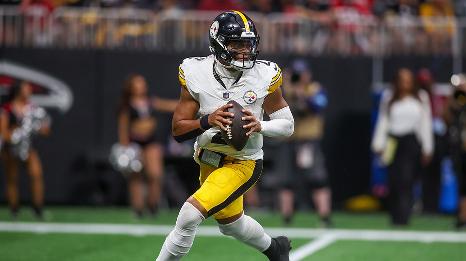 Justin Fields offers candid response when asked to compare Steelers' coaching to Bears': 'It's not close'