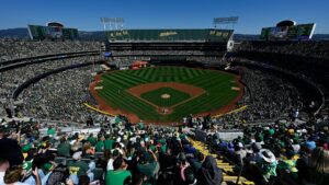 Fans throw objects, storm field during final A's game in Oakland