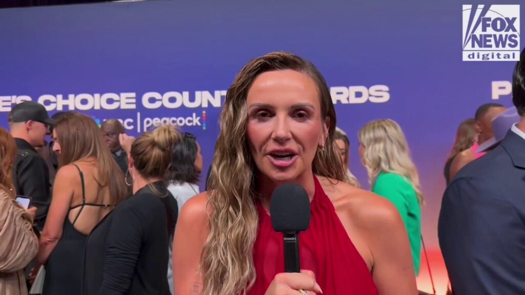 Carly Pearce calls Shania Twain 'an icon' at the 2024 People's Choice Country Awards