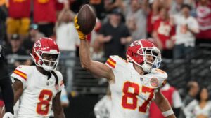 Travis Kelce scores first regular-season TD in nearly a year, helps Chiefs maintain undefeated record