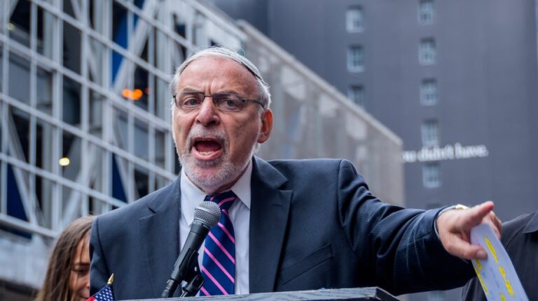 Former Dem Dov Hikind blasts Clinton, Harris for comparing Trump rally to Nazis: 'So freaking desperate'