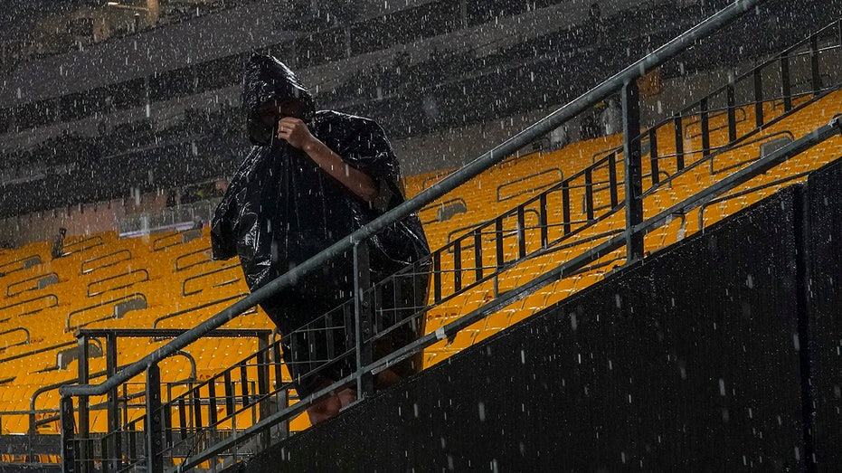 Steelers, Cowboys fans receive dire warning from stadium officials as thunderstorms delay kickoff