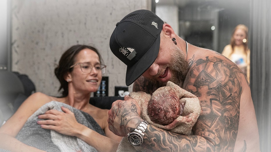 Country singer Brantley Gilbert abruptly pauses concert as wife gives birth on tour bus