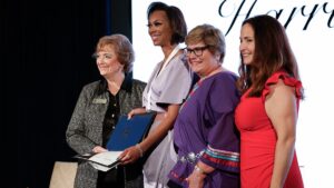 Fox News' Harris Faulkner honored by Christian group as Woman of Distinction