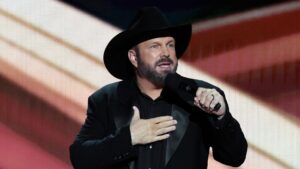 Garth Brooks launches 'high-risk' strategy against accuser in sex assault claim: expert