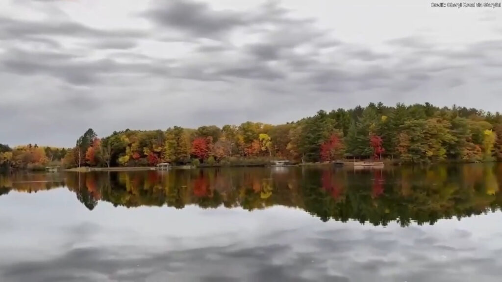 Fall foliage stuns visitors on Wisconsin lake