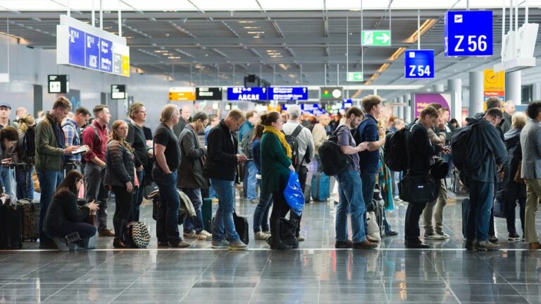 American Airlines cracks down against 'gate lice' as airport passengers skip lines amid boarding process