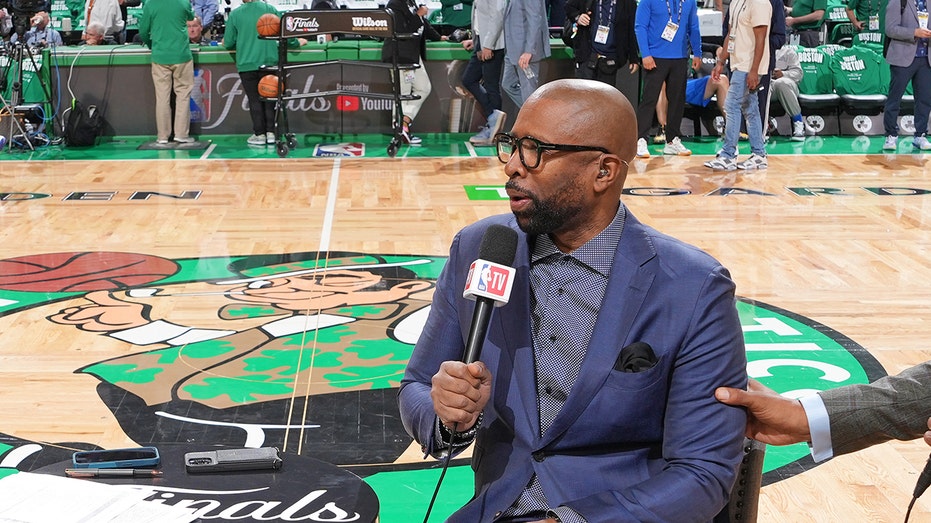 'NBA on TNT' analyst Kenny 'The Jet' Smith makes MVP pick, discusses Celtics' and Knicks' title chances