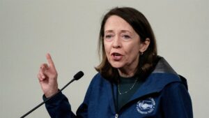 Striking Boeing workers boo after Democratic Sen. Maria Cantwell criticizes Trump