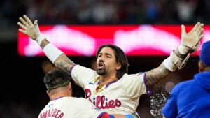 Phillies' Nick Castellanos delivers walk-off hit to defeat Mets in NLDS Game 2