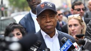 New York City Mayor Eric Adams roasted for wearing both Yankees, Mets logos on hat