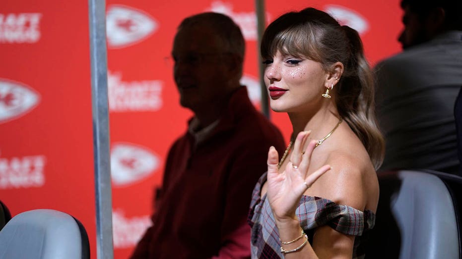 Taylor Swift returns to watch Chiefs take on Saints after missing last 2 games