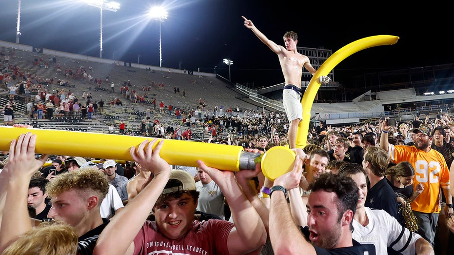 Vanderbilt fans take goalpost throughout Nashville, throw it in Cumberland River after upsetting No. 1 Alabama