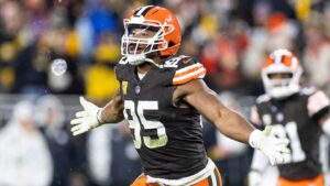 Browns use blizzard conditions to upset AFC North rival Steelers in 4th quarter comeback