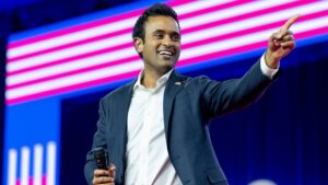 Vivek Ramaswamy fires up MAGA crowd at Penn State-Ohio State game over Trump's early voting numbers