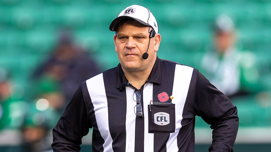 CFL Grey Cup ref makes rookie mistake at coin toss