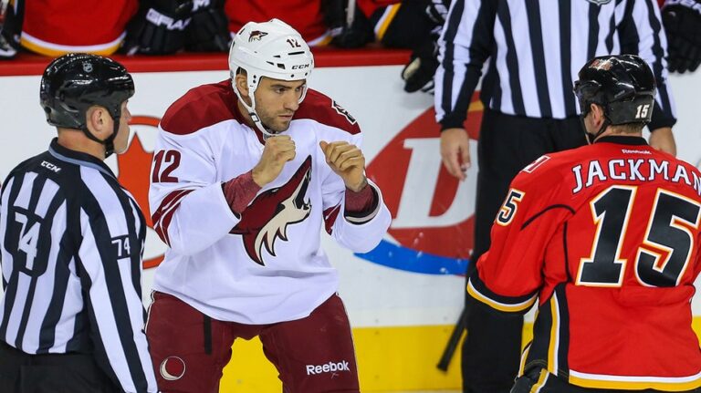 Ex-NHL player Paul Bissonnette assaulted by 6 men at Arizona restaurant: 'It escalated extremely quickly'