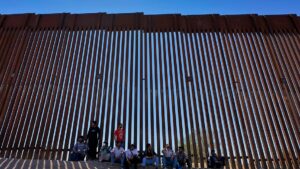 Border state Arizona backs having local law enforcement arrest suspected illegal immigrants