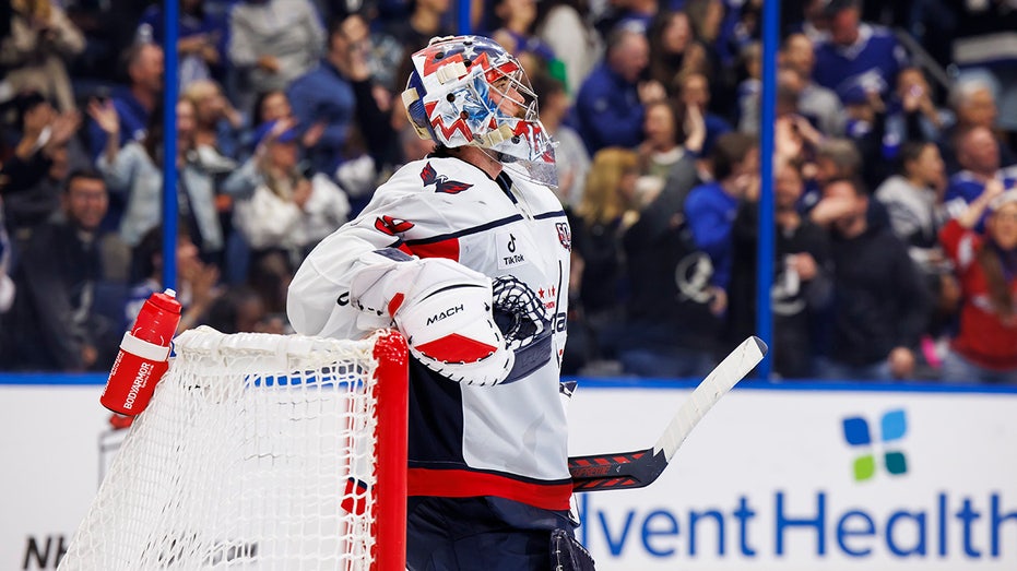 NHL goalie inexplicably puts lead goal in own net