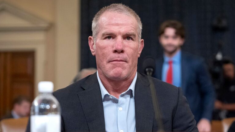 NFL legend Brett Favre hopes 'our country goes in the right direction,' encourages Trump vote