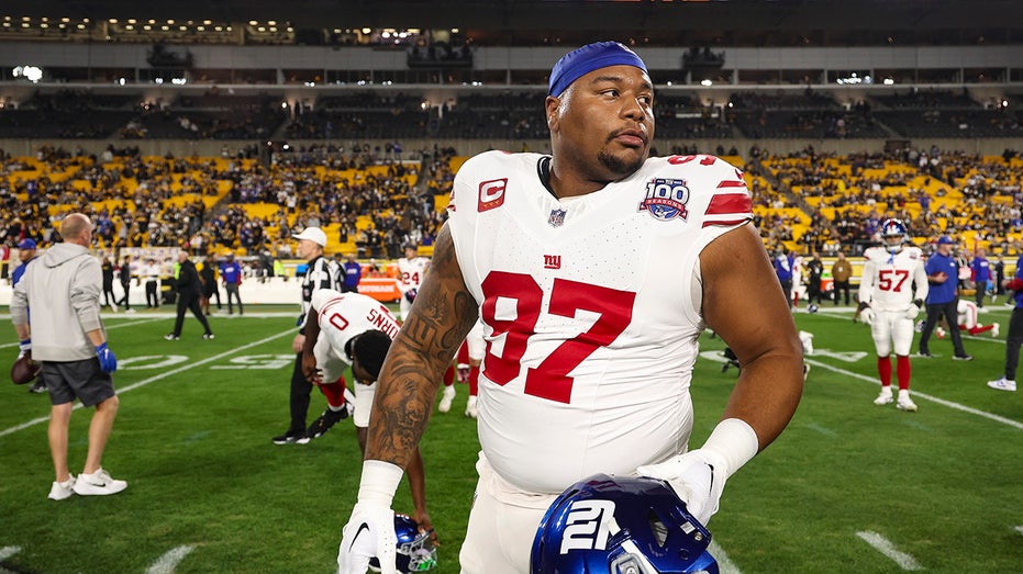 Giants' Dexter Lawrence suffers dislocated elbow as team's miserable season continues