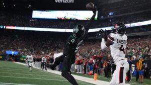 Garrett Wilson gives Jets fan big treat on Halloween with one-handed touchdown grab in win over Texans