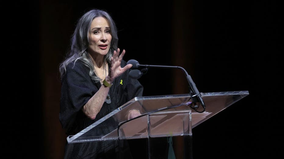 Patricia Heaton calls on Christians to fight against antisemitism, October 7 'denialism,' at awards show