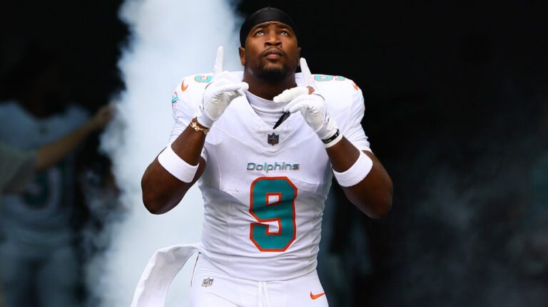 Dolphins' Jonnu Smith says teammate Calais Campbell is 'like the LeBron James of the NFL'