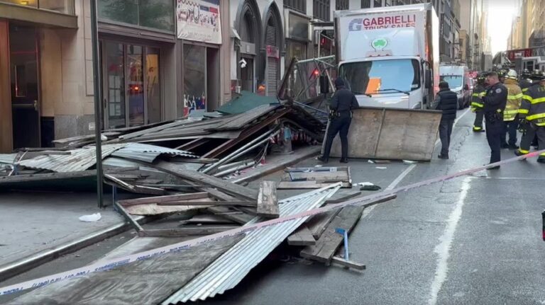 Scaffolding collapse in NYC sends 3 people to the hospital: FDNY