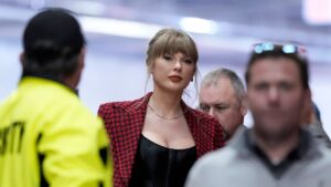 Taylor Swift's entourage has dust-up with photographers before Chiefs game