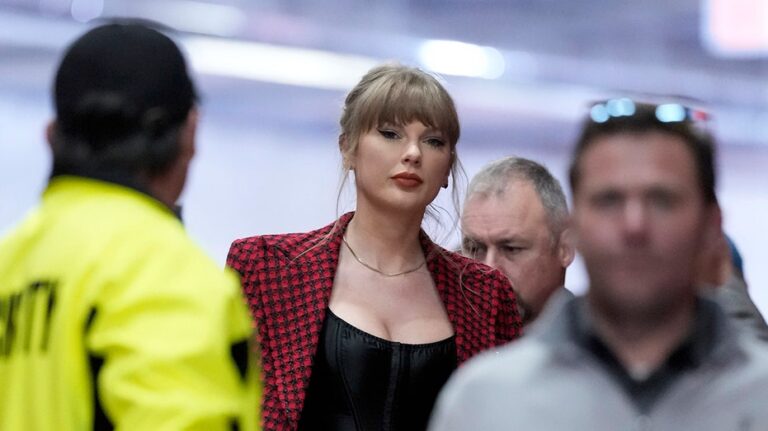 Taylor Swift's entourage has dust-up with photographers before Chiefs game