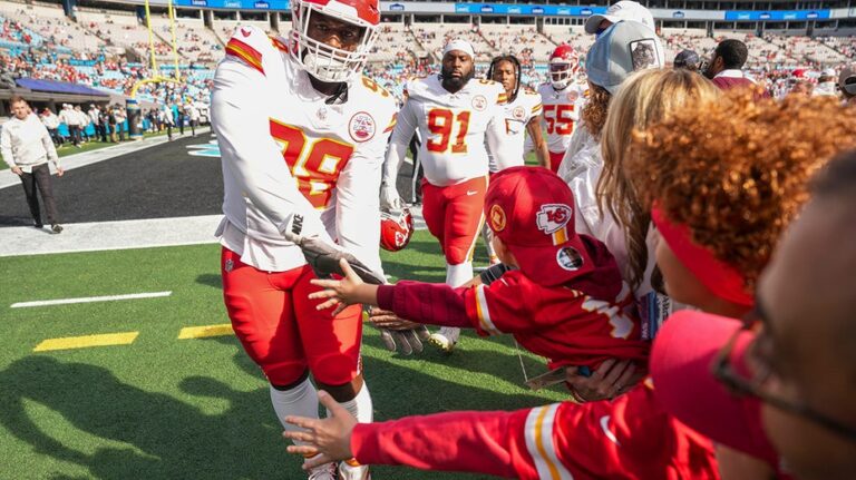 Chiefs lineman Tershawn Wharton catches young fan after falling over barrier at Panthers' stadium