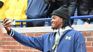 Michigan's new No. 1 recruit photographed with subject of sign-stealing scandal before Wolverines' game