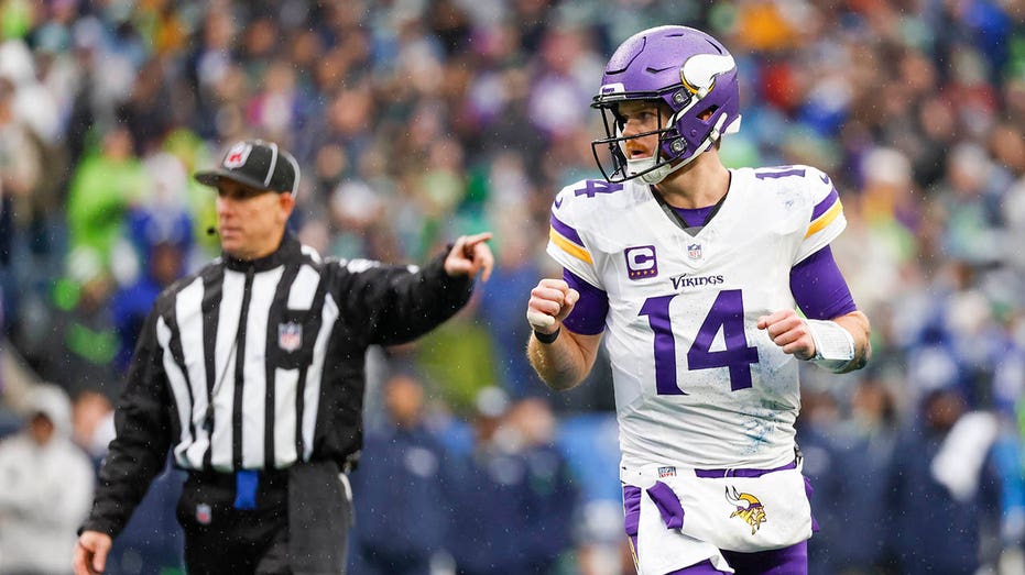 Sam Darnold's remarkable TD pass to Justin Jefferson helps Vikings edge Seahawks