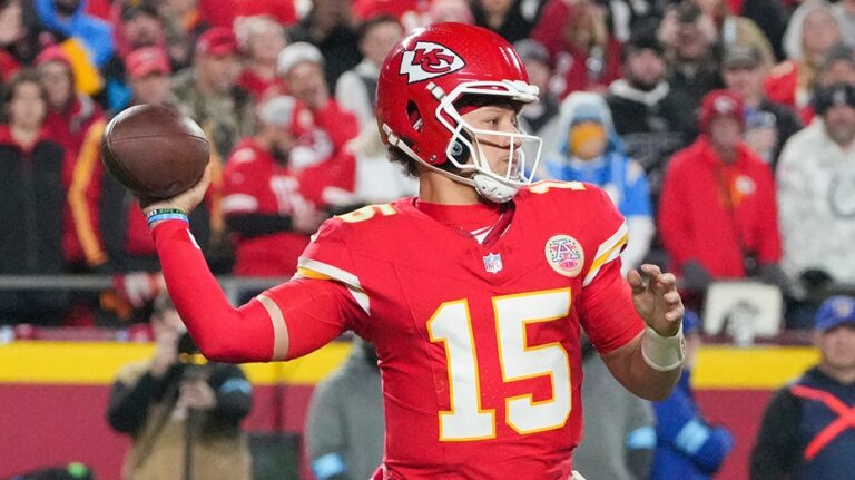 Chiefs win AFC West for 9th straight season after game-winning field goal goes their way