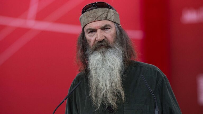 'Duck Dynasty' star Phil Robertson forces himself to eat as he battles Alzheimer's, plans to 'keep the faith'