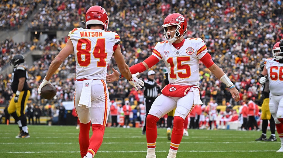 Chiefs clinch No. 1 seed, first-round bye in playoffs with dominant win over Steelers