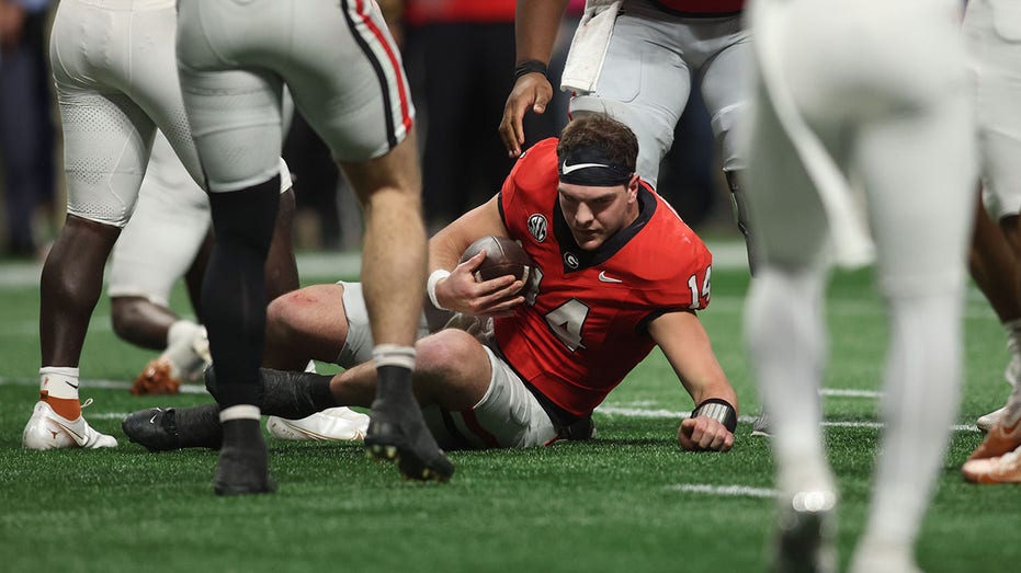 Georgia's Gunner Stockton takes huge hit in SEC title game, helmet flies off