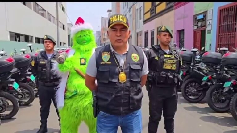 Peruvian police officer dresses as the Grinch to make drug bust