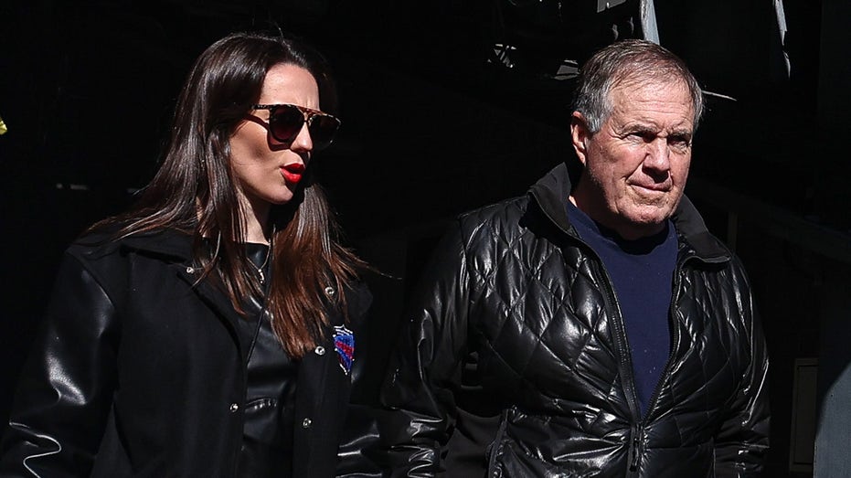 Bill Belichick seemingly gets support from girlfriend amid North Carolina football head coach rumors