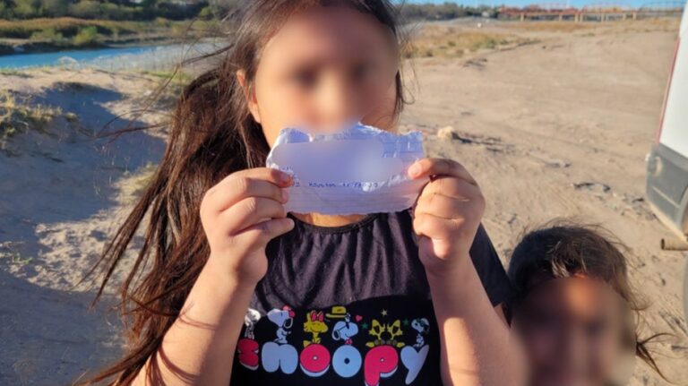 Smugglers abandon two migrant girls at southern border with note to authorities