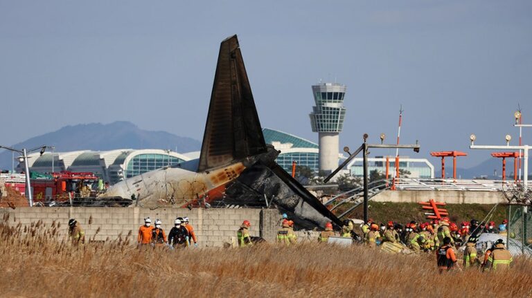 South Korea plane's final moments captured on video before hitting concrete barrier, triggering explosion