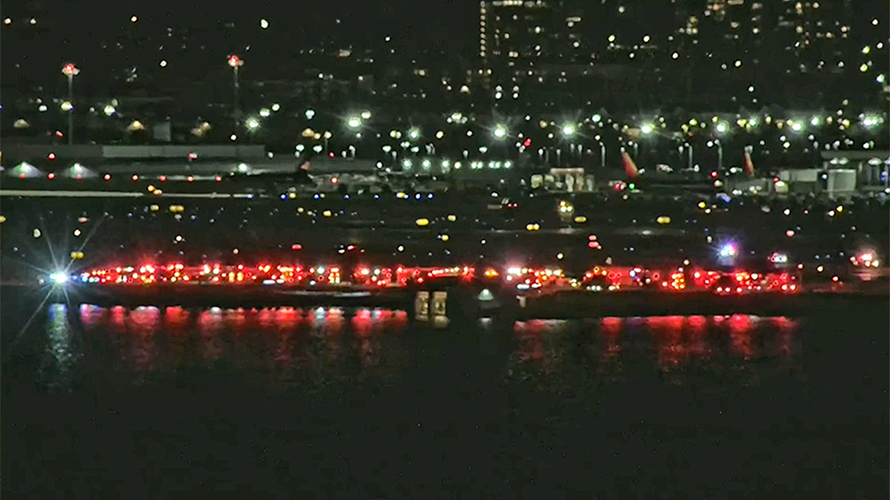 WATCH LIVE: Plane crash at Reagan National Airport prompts massive response