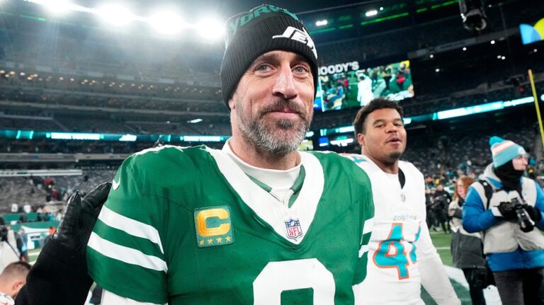 Aaron Rodgers still has 'a lot of juice left in the tank,' NFL legend Brett Favre says