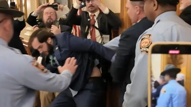 State senator pushed to the ground, arrested while trying to enter Georgia House chamber