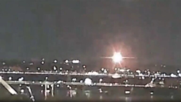 Video shows DC plane crash involving American Airlines flight, Black Hawk helicopter