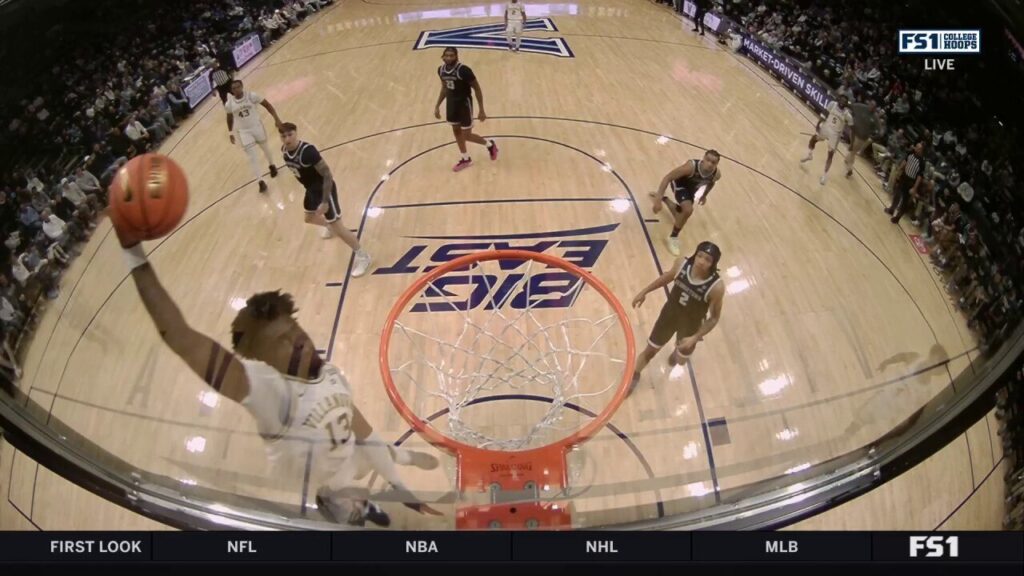 Villanova's Enoch Boakye throws down THUNDEROUS slam dunk to extend lead over Georgetown