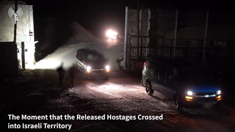 Moment hostages cross into Israeli territory seen on video