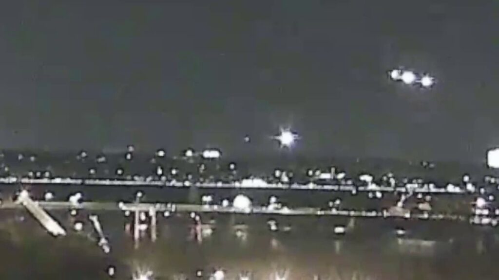 Video appears to show midair plane crash at Reagan National Airport