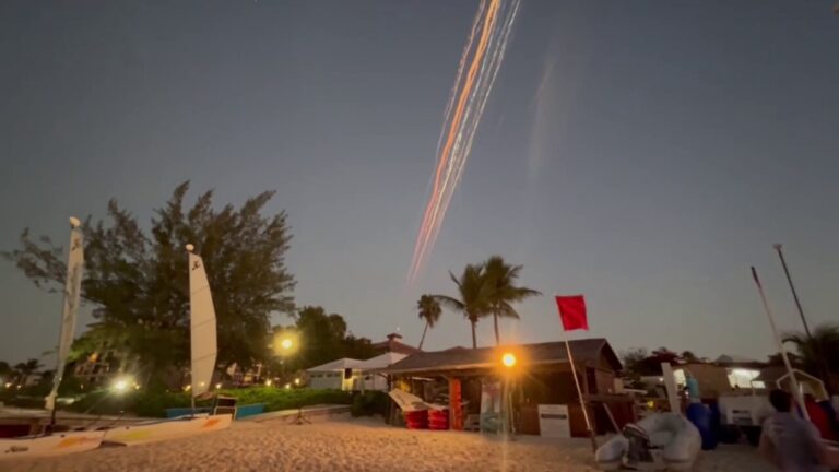 Debris from SpaceX Starship streaks through the sky